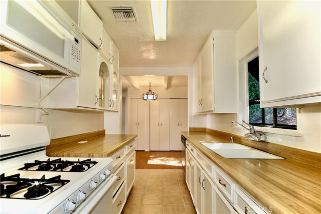 21470 Providencia Street, Woodland Hills, CA 91364