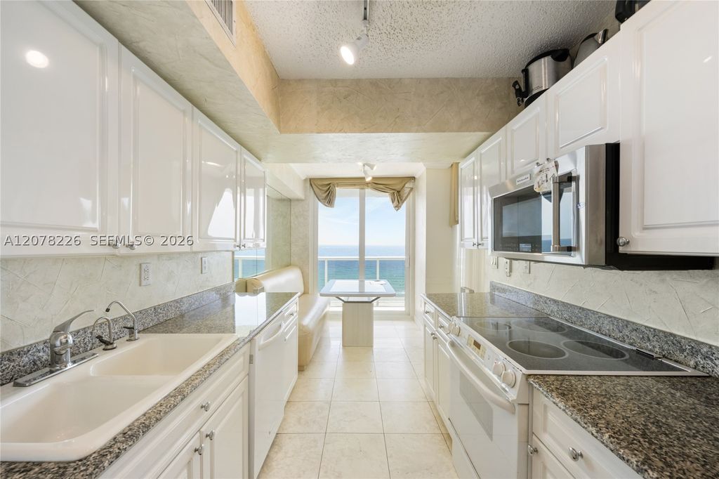 Image 15 of property listing at 16711 Collins Ave 907, Sunny Isles Beach, FL 33160