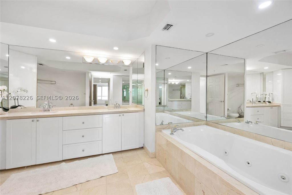 Image 23 of property listing at 16711 Collins Ave 907, Sunny Isles Beach, FL 33160
