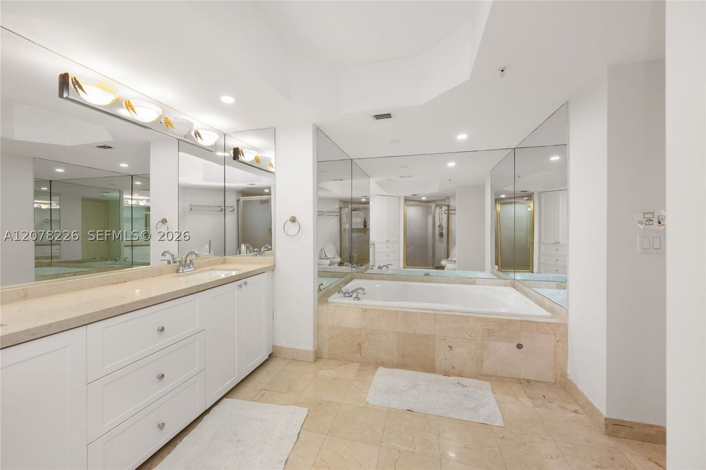 Image 25 of property listing at 16711 Collins Ave 907, Sunny Isles Beach, FL 33160