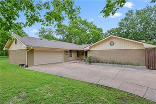 833 Tanglewood Drive, Bryan, TX 77802