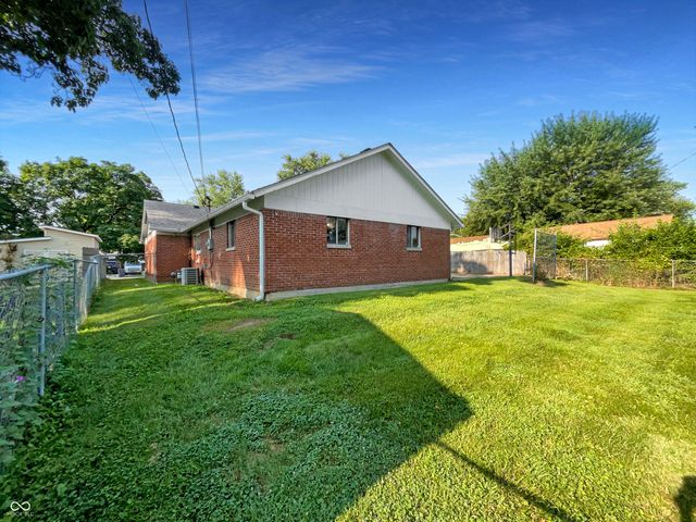 17 Crestview Drive, Greenwood, IN 46143