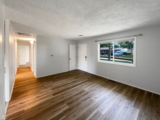 17 Crestview Drive, Greenwood, IN 46143