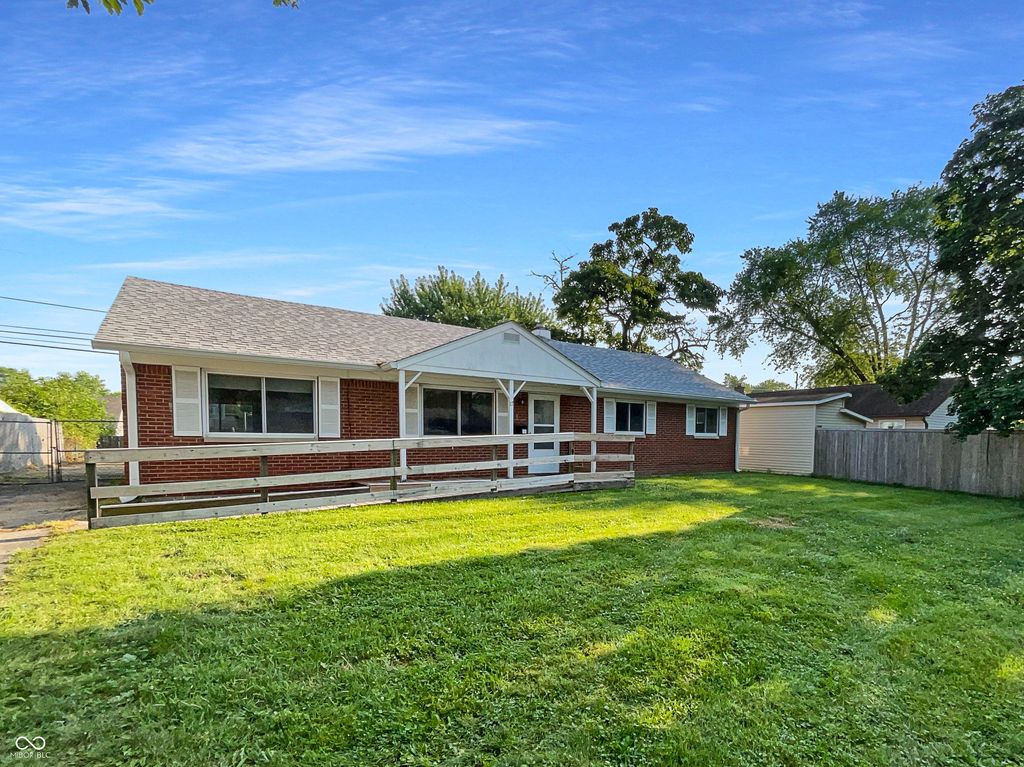 17 Crestview Drive, Greenwood, IN 46143