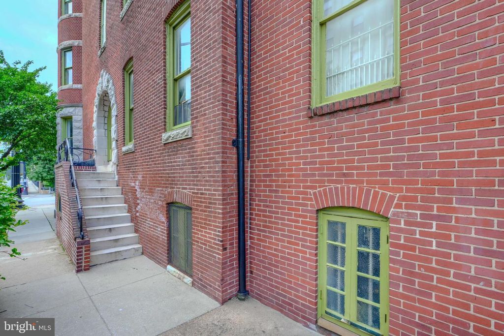 Image 11 of property listing at 2200 MARYLAND AVE, Baltimore, MD 21218