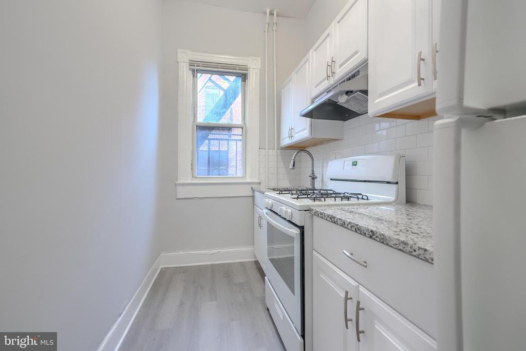 Image 7 of property listing at 2200 MARYLAND AVE, Baltimore, MD 21218
