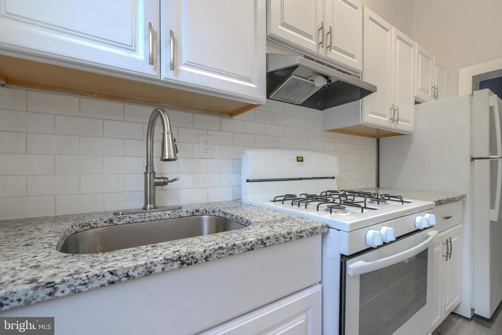 Image 8 of property listing at 2200 MARYLAND AVE, Baltimore, MD 21218