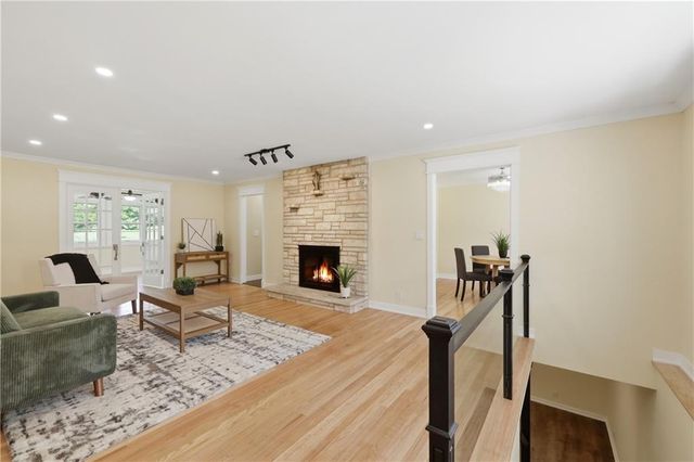12107 Newbury Lane, Independence, MO 64052