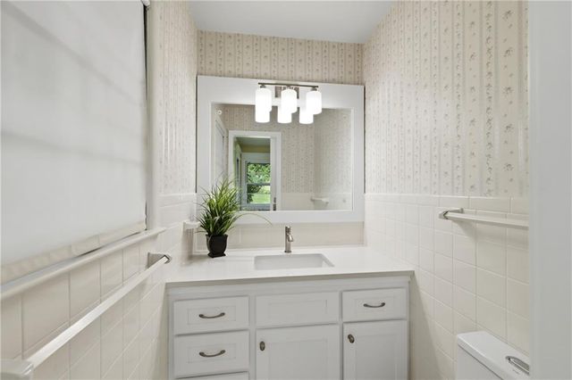 12107 Newbury Lane, Independence, MO 64052