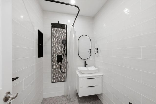 12107 Newbury Lane, Independence, MO 64052