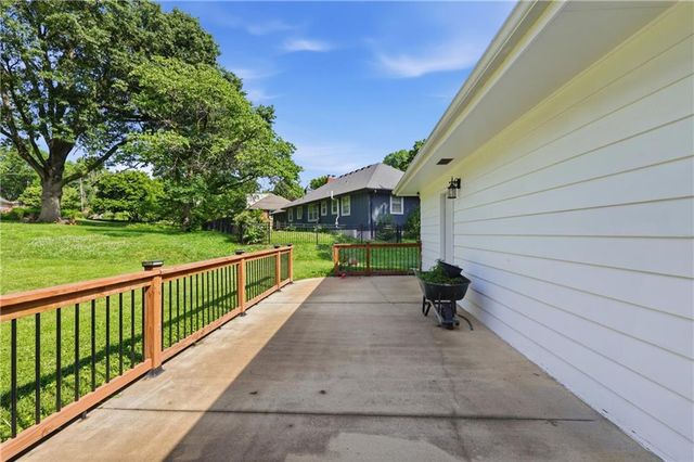 12107 Newbury Lane, Independence, MO 64052