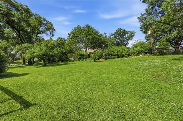 12107 Newbury Lane, Independence, MO 64052