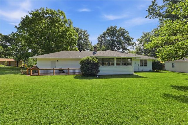 12107 Newbury Lane, Independence, MO 64052