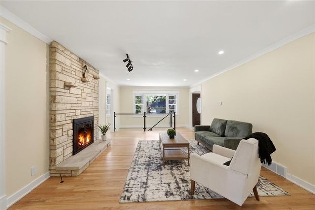 12107 Newbury Lane, Independence, MO 64052