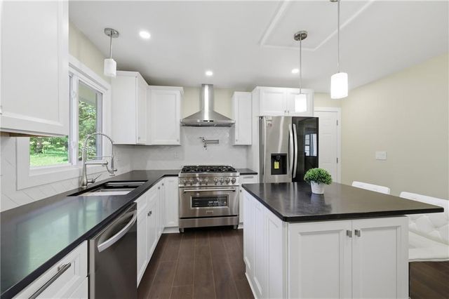 12107 Newbury Lane, Independence, MO 64052