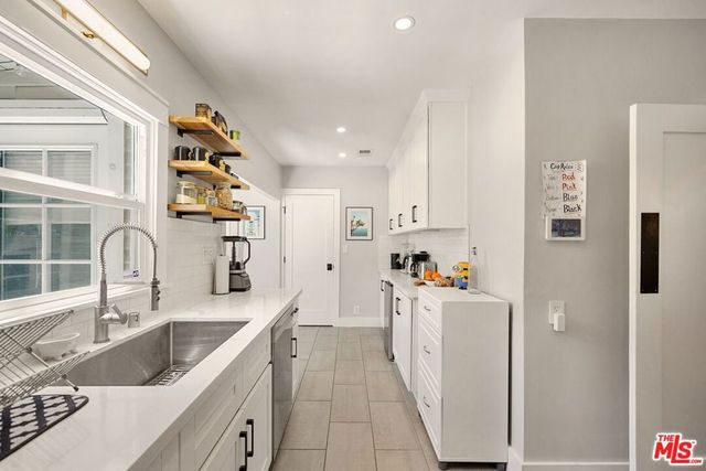 7030 De Longpre Avenue, Los Angeles, CA 90028