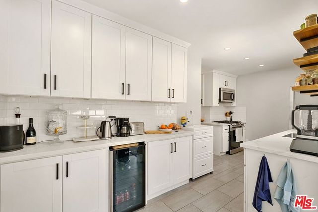 7030 De Longpre Avenue, Los Angeles, CA 90028