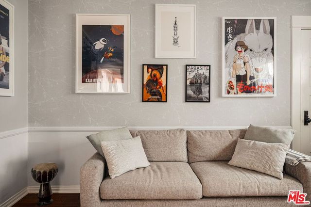 7030 De Longpre Avenue, Los Angeles, CA 90028