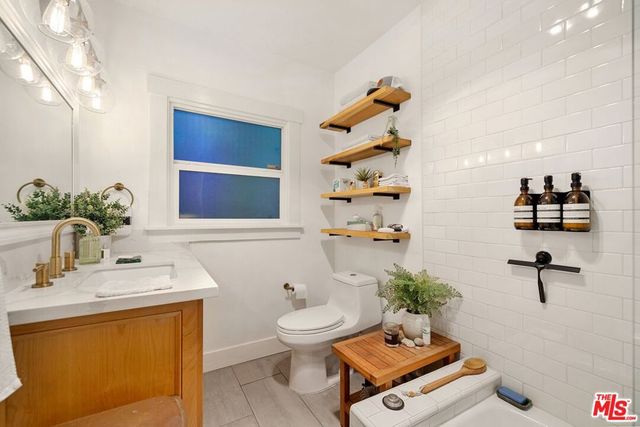 7030 De Longpre Avenue, Los Angeles, CA 90028