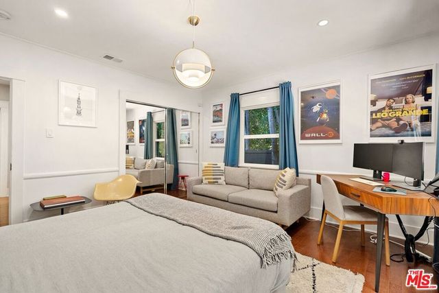 7030 De Longpre Avenue, Los Angeles, CA 90028