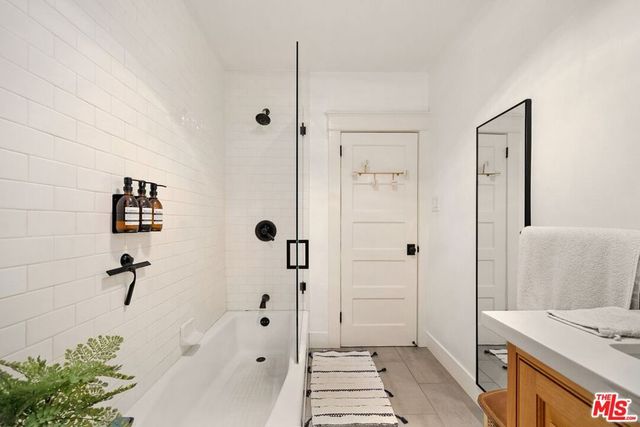 7030 De Longpre Avenue, Los Angeles, CA 90028