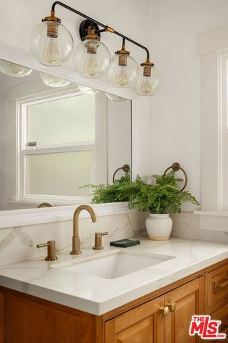 7030 De Longpre Avenue, Los Angeles, CA 90028