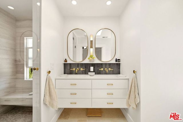 7030 De Longpre Avenue, Los Angeles, CA 90028