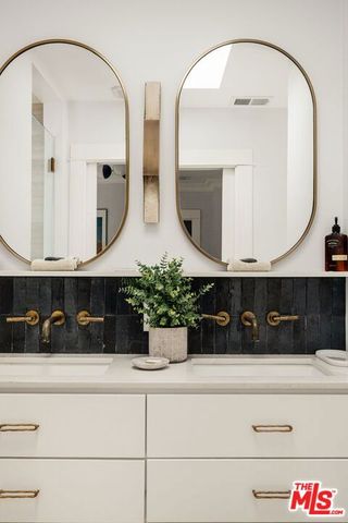 7030 De Longpre Avenue, Los Angeles, CA 90028