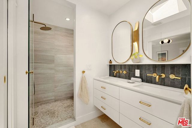 7030 De Longpre Avenue, Los Angeles, CA 90028