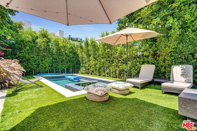 7030 De Longpre Avenue, Los Angeles, CA 90028