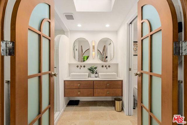 7030 De Longpre Avenue, Los Angeles, CA 90028