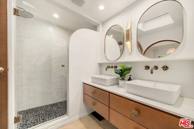 7030 De Longpre Avenue, Los Angeles, CA 90028