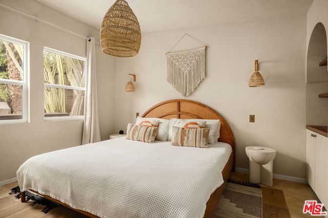 7030 De Longpre Avenue, Los Angeles, CA 90028