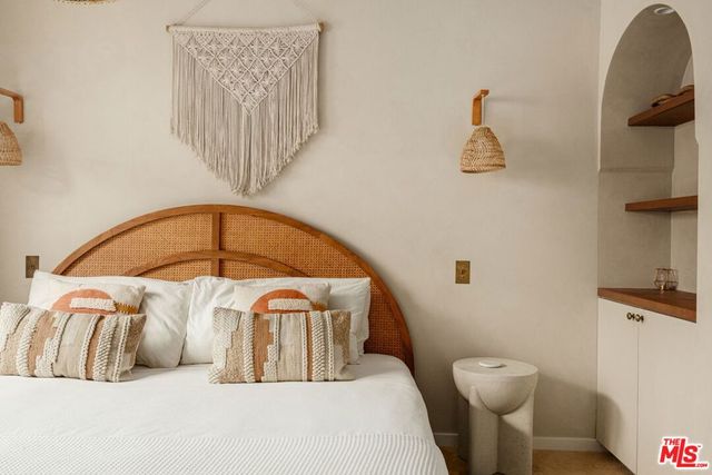 7030 De Longpre Avenue, Los Angeles, CA 90028