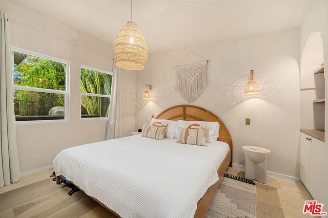 7030 De Longpre Avenue, Los Angeles, CA 90028