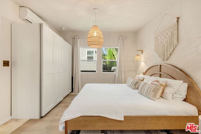 7030 De Longpre Avenue, Los Angeles, CA 90028