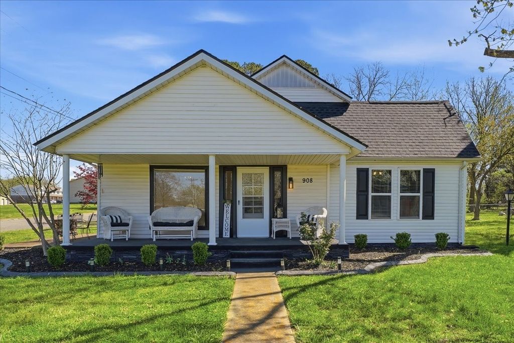 908 Smith Ave, Lawrenceburg, TN 38464