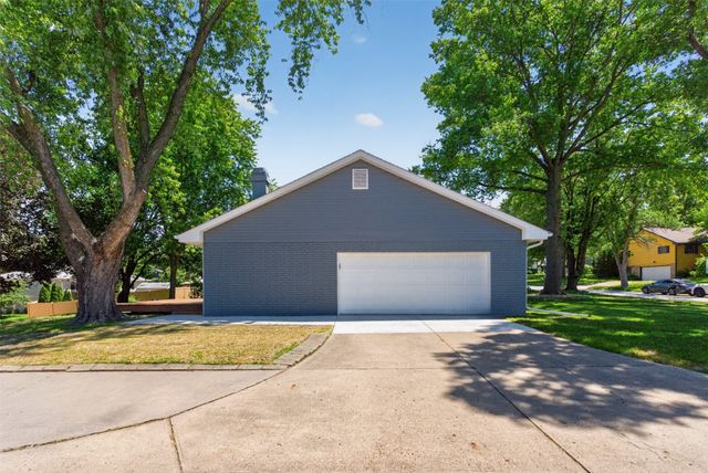 2115 Pleasant Street, West Des Moines, IA 50265
