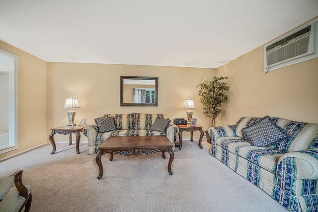 24 Oakdale Avenue, Farmingville, NY 11738