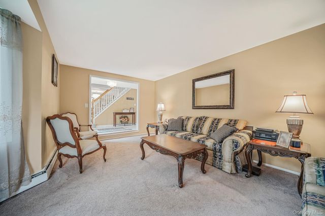 24 Oakdale Avenue, Farmingville, NY 11738