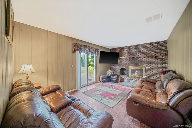 24 Oakdale Avenue, Farmingville, NY 11738