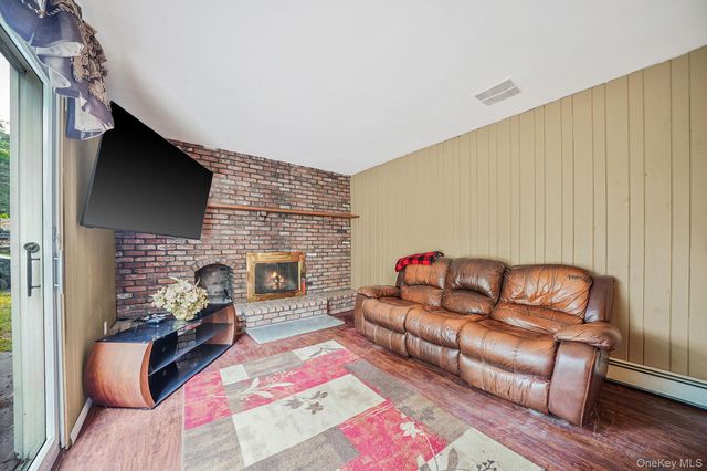 24 Oakdale Avenue, Farmingville, NY 11738