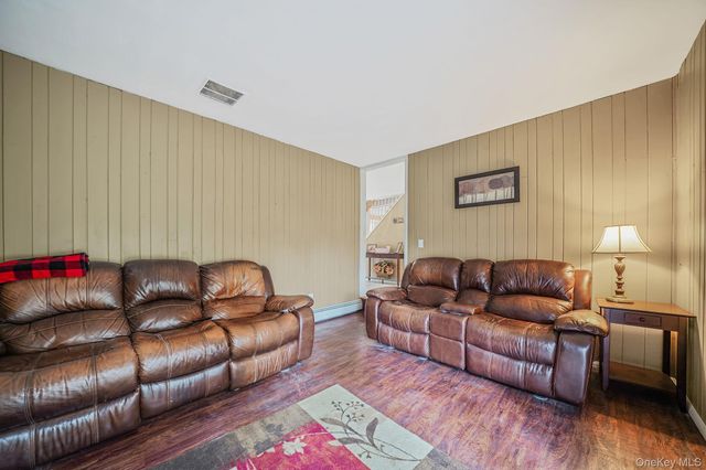 24 Oakdale Avenue, Farmingville, NY 11738