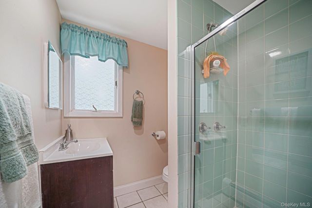 24 Oakdale Avenue, Farmingville, NY 11738