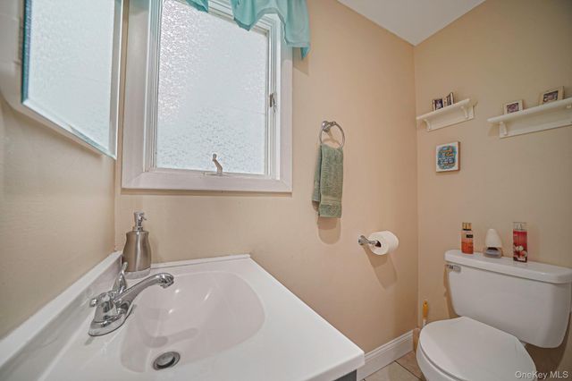 24 Oakdale Avenue, Farmingville, NY 11738