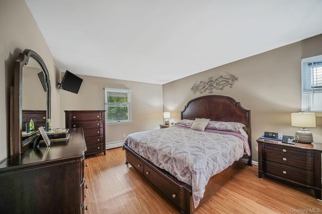 24 Oakdale Avenue, Farmingville, NY 11738