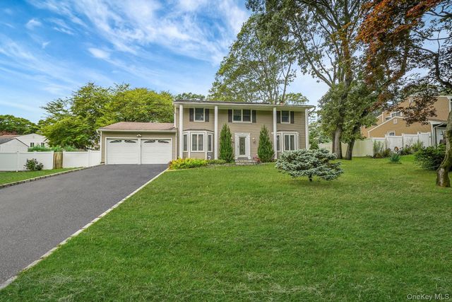 24 Oakdale Avenue, Farmingville, NY 11738