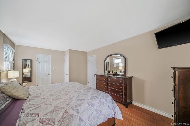 24 Oakdale Avenue, Farmingville, NY 11738