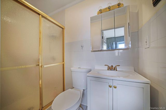 24 Oakdale Avenue, Farmingville, NY 11738