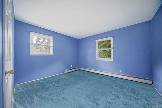 24 Oakdale Avenue, Farmingville, NY 11738